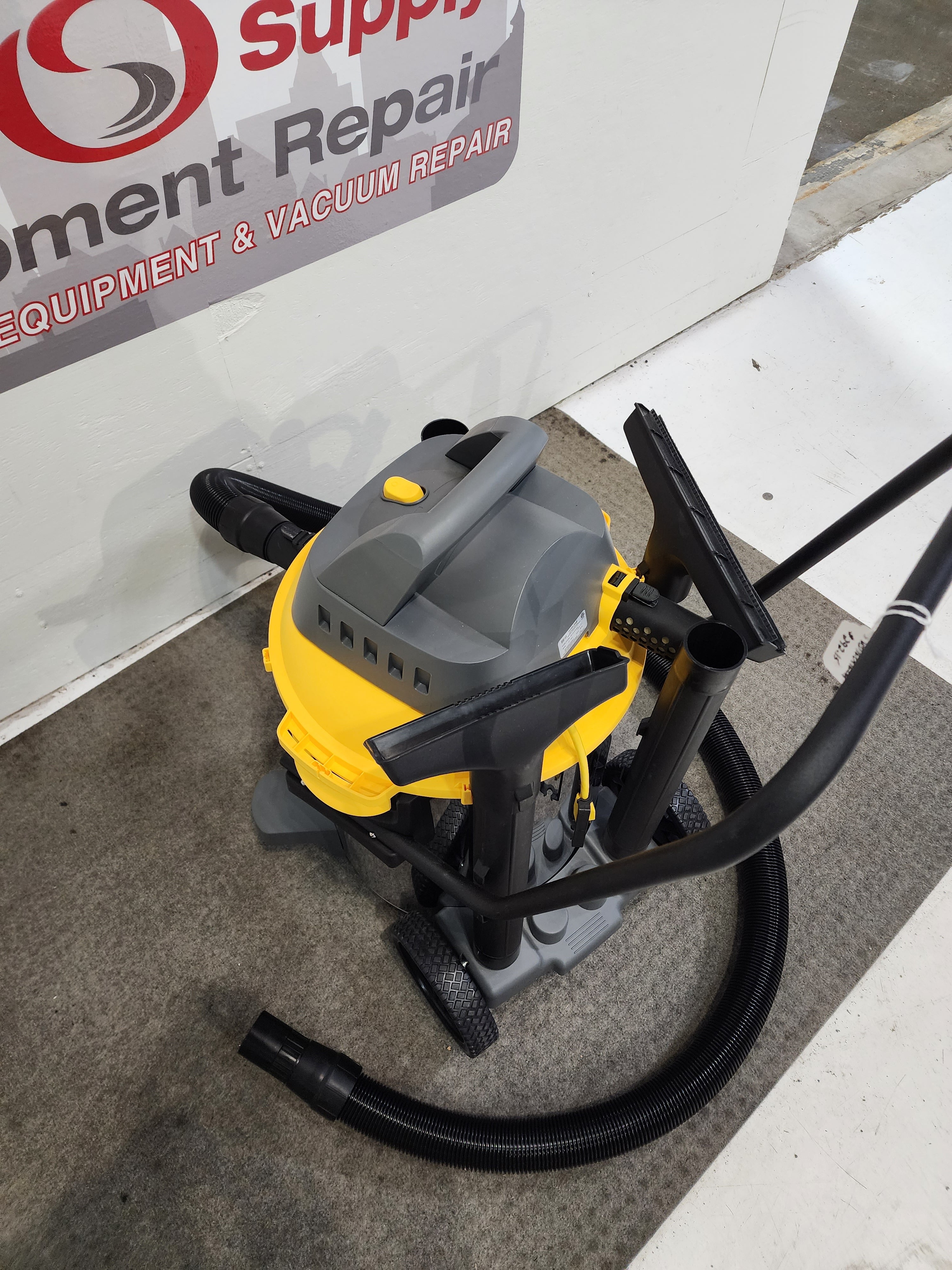 Showroom Demo Model - Contractor Stainless Steel 6.5 Peak HP Wet Dry Blower Shop Vacuum - With Handle - 16 GAL