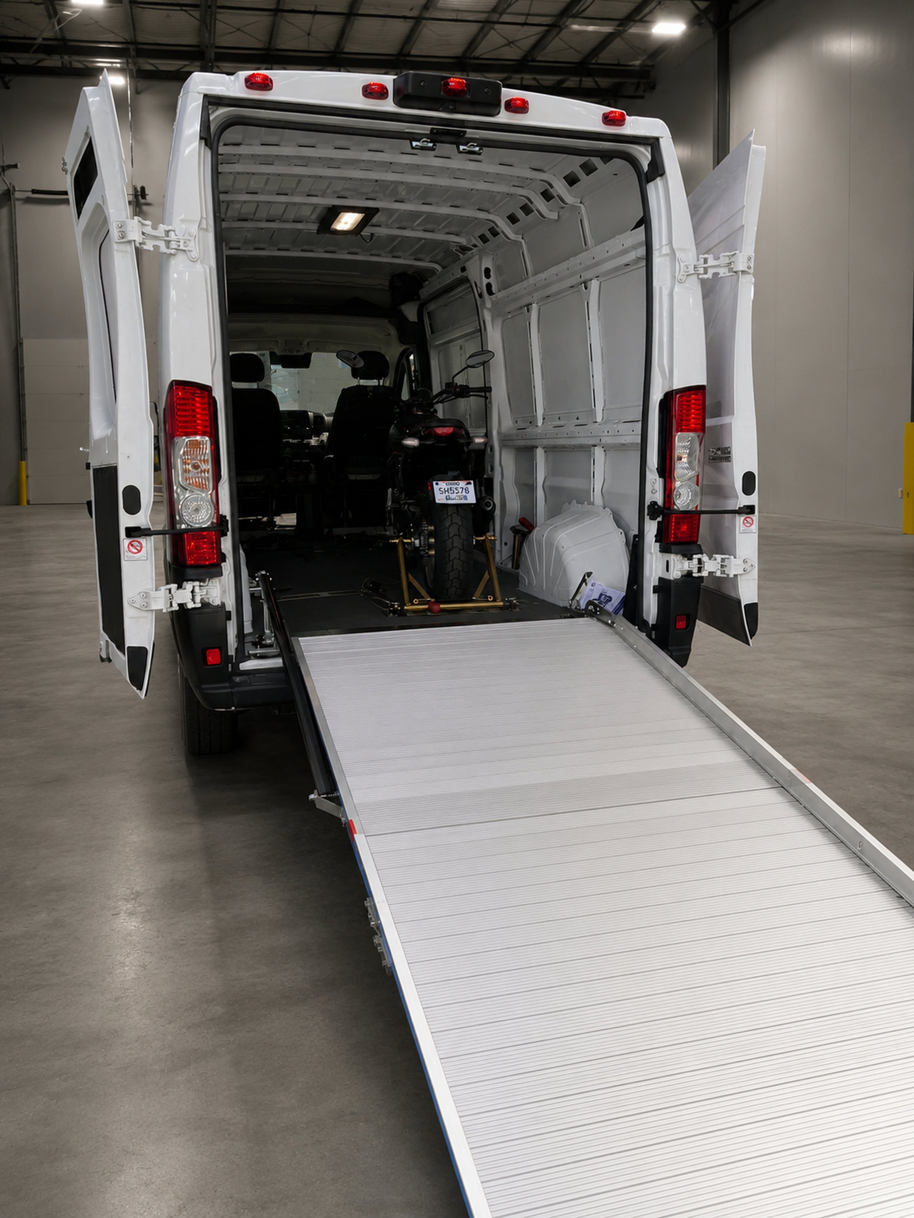 Light series ramp, 47"x128", 1300 lbs capacity, Solid deck, Non-swivel