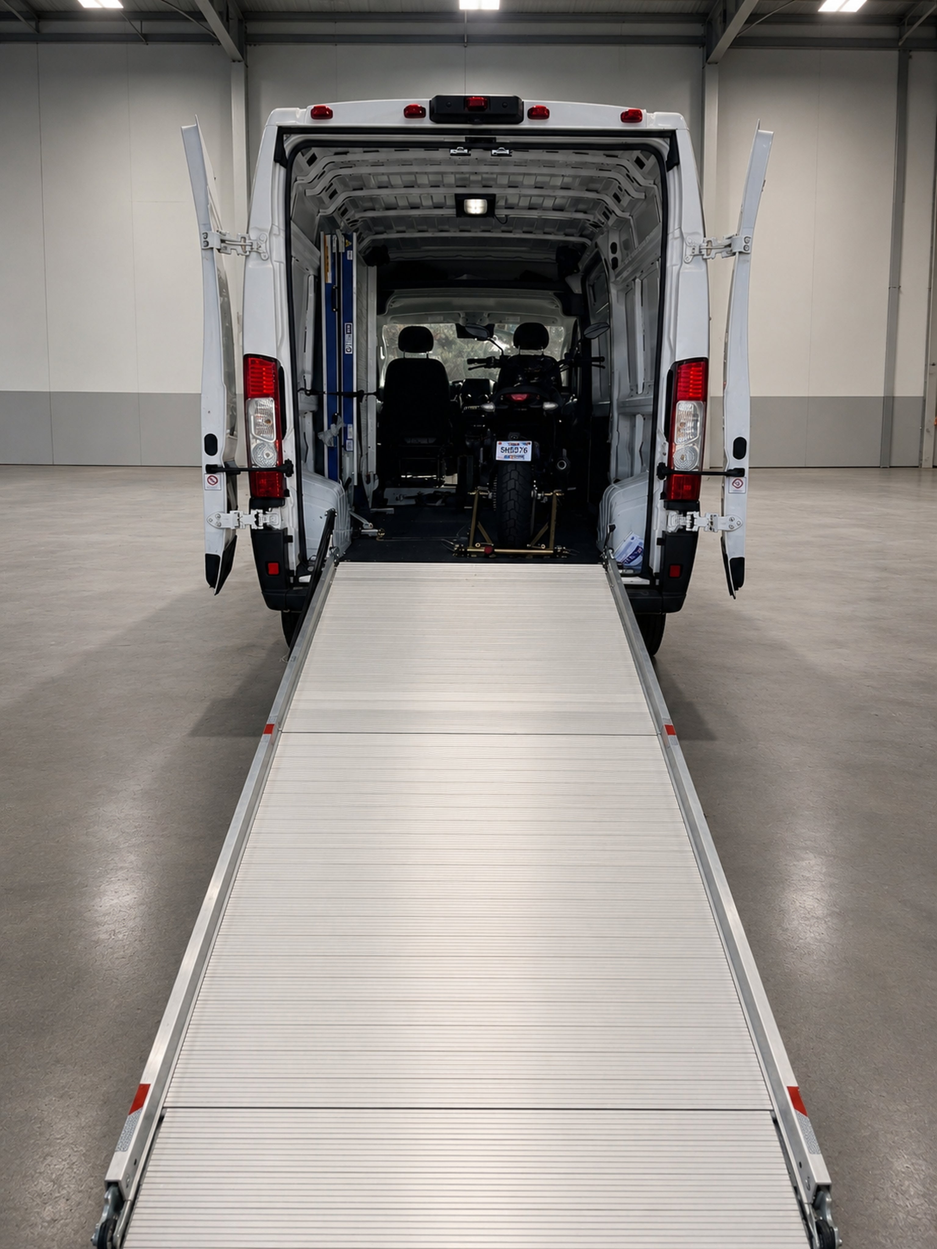 Light series ramp, 47"x128", 1300 lbs capacity, Solid deck, Non-swivel