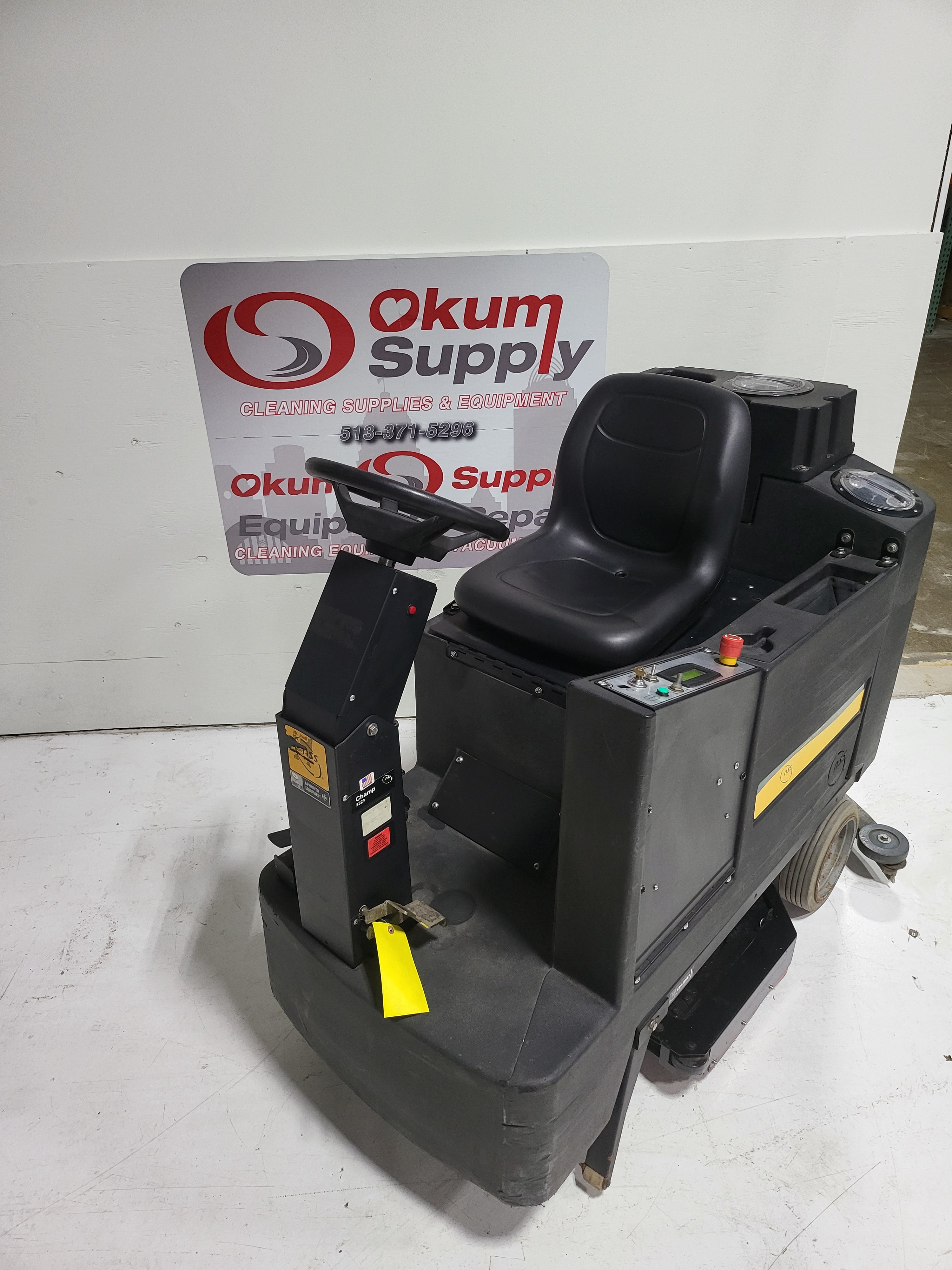 NSS 3329 - Ride On Automatic Floor Scrubber - 33" Cleaning Path - Refurbished - Floor Machine - Great Condition