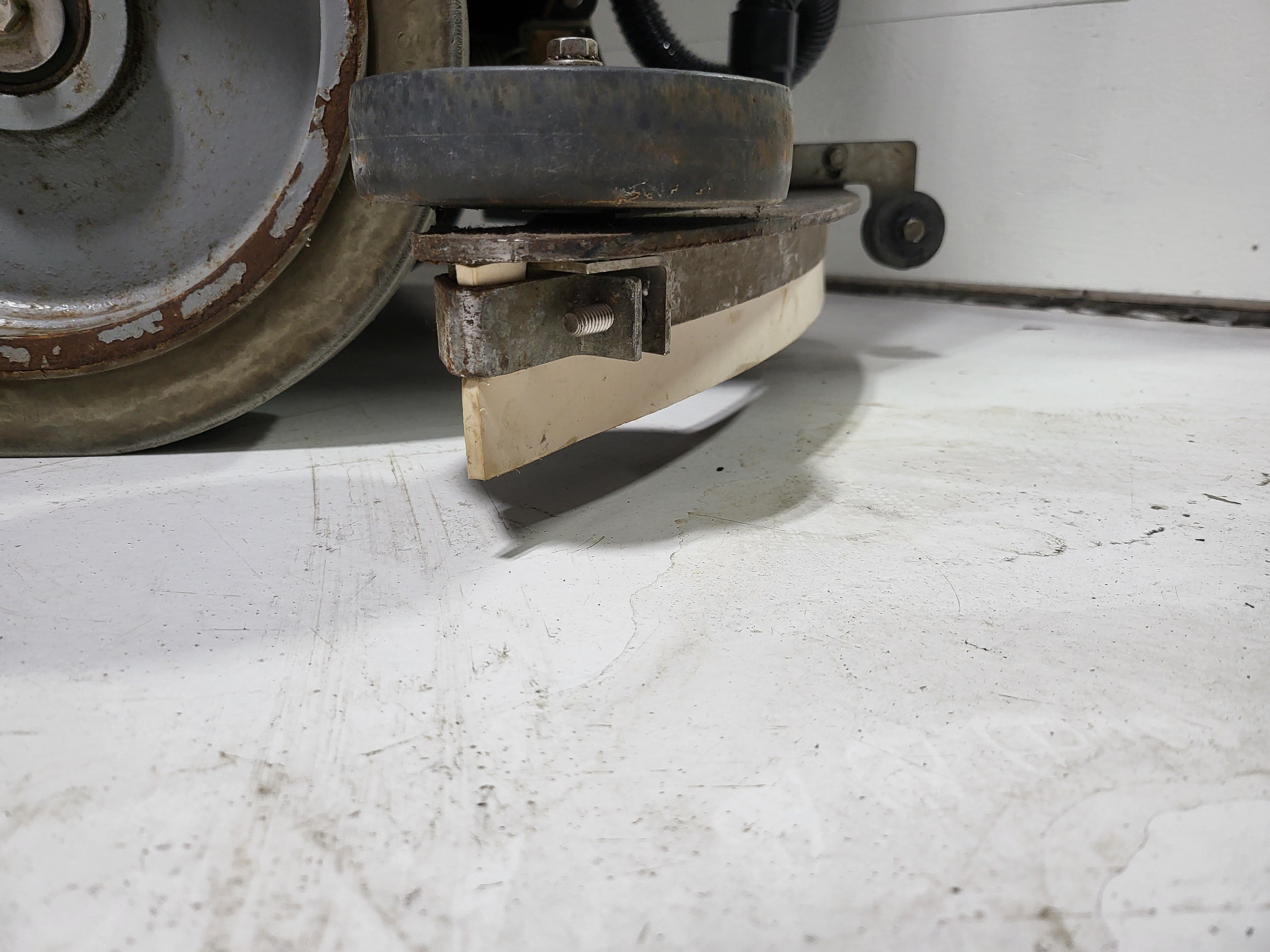 NSS 3329 - Ride On Automatic Floor Scrubber - 33" Cleaning Path - Refurbished - Floor Machine - Great Condition