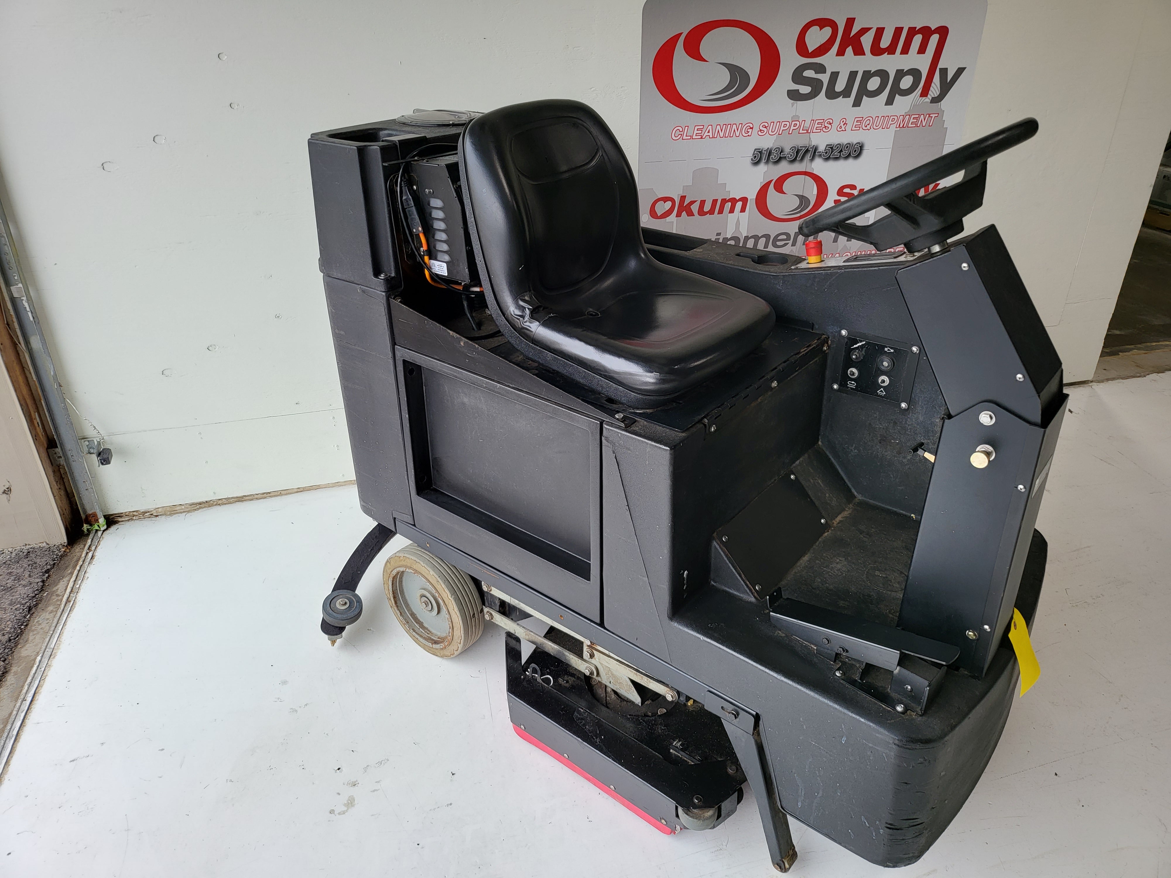 NSS 3329 - Ride On Automatic Floor Scrubber - 33" Cleaning Path - Refurbished - Floor Machine - Great Condition