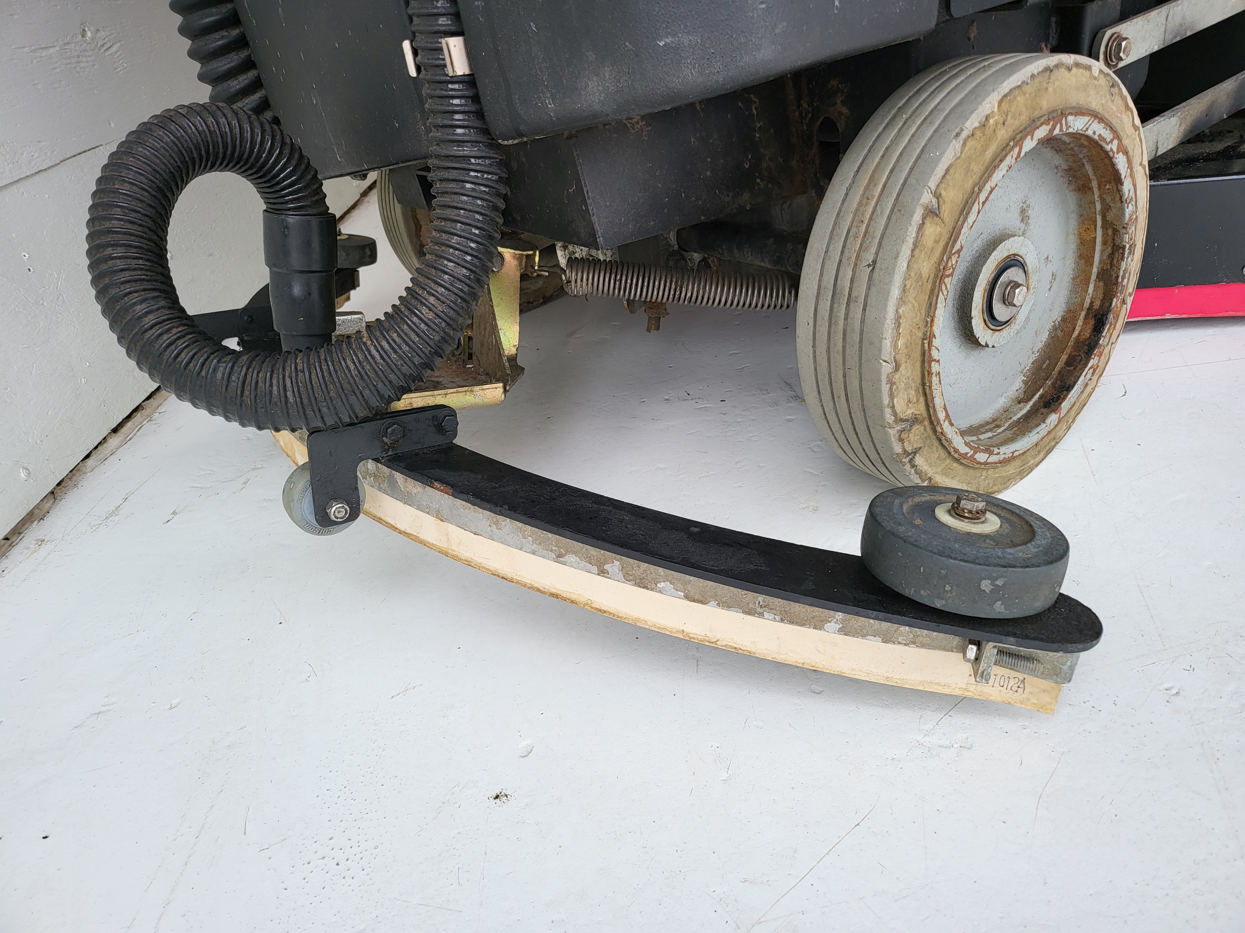 NSS 3329 - Ride On Automatic Floor Scrubber - 33" Cleaning Path - Refurbished - Floor Machine - Great Condition