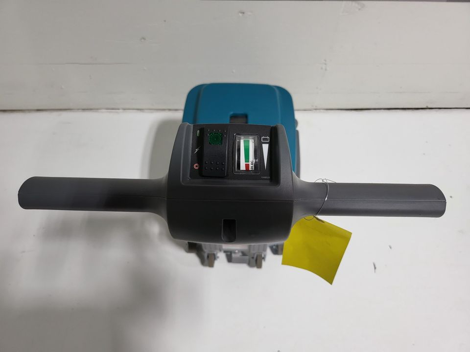 TENNANT T1B - EXCELLENT CONDITION - FLOOR SCRUBBER - EXTREMLY LOW HOURS FLOOR MACHINE - WARRANTY