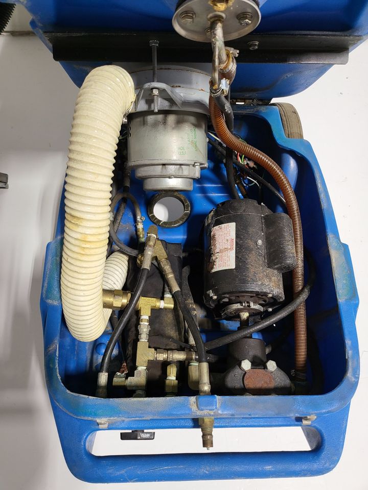 CARPET CLEANER - HOT WATER EXTRACTION - GOOD CONDITION - WAND INCLUDED