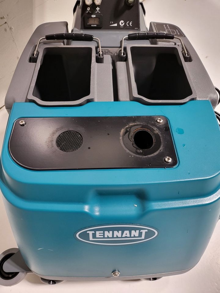 TENNANT T1B - EXCELLENT CONDITION - FLOOR SCRUBBER - EXTREMLY LOW HOURS FLOOR MACHINE - WARRANTY